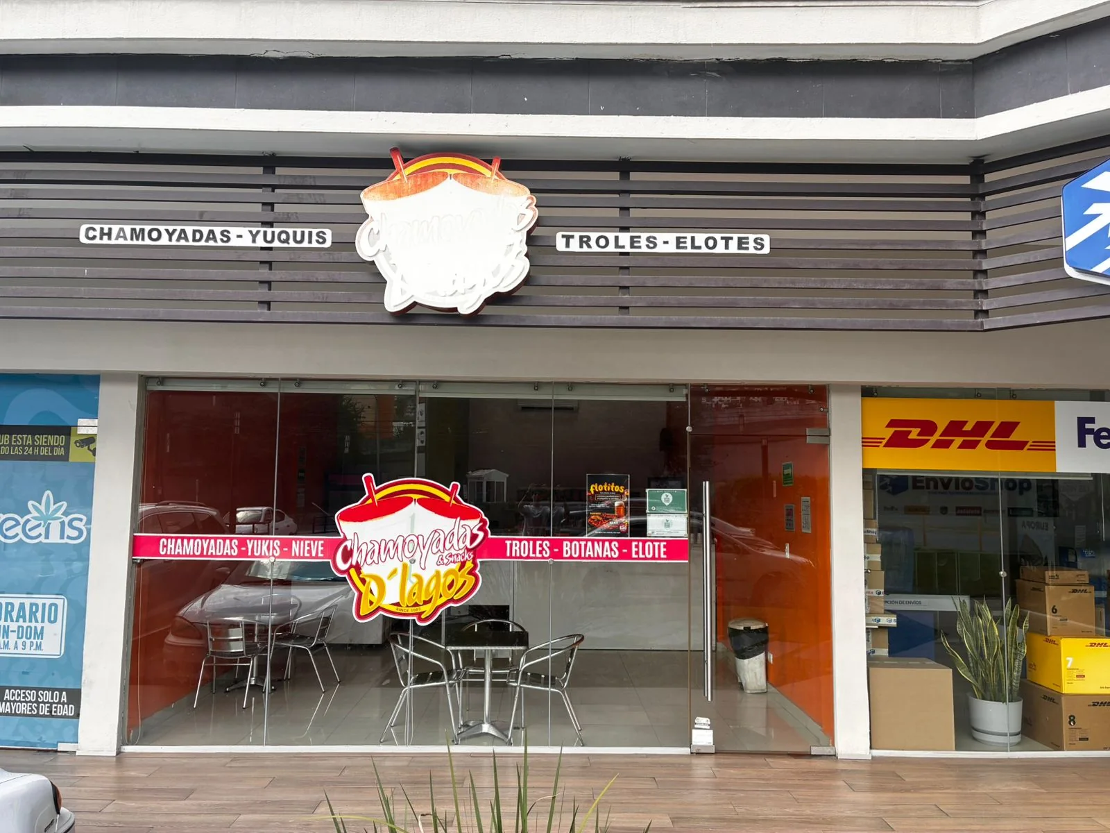 Local de Chamoyadas y Snacks D'lagos, Av. Eugenio Garza Sada 6221, Local 12
